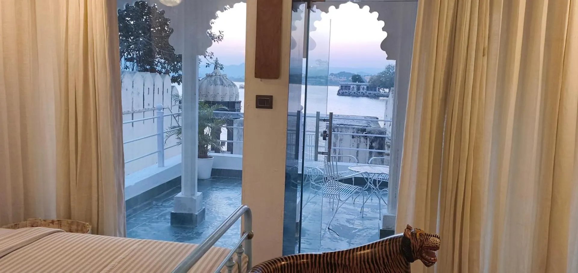 Paddy'S Loft The Lake View Hostel Udaipur India